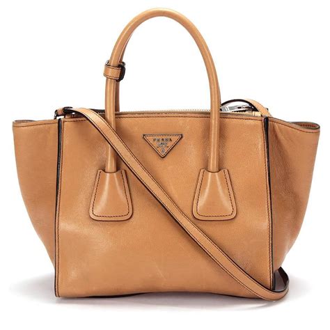 prada handtasche braun leder|Prada Handtasche Aus Leder .